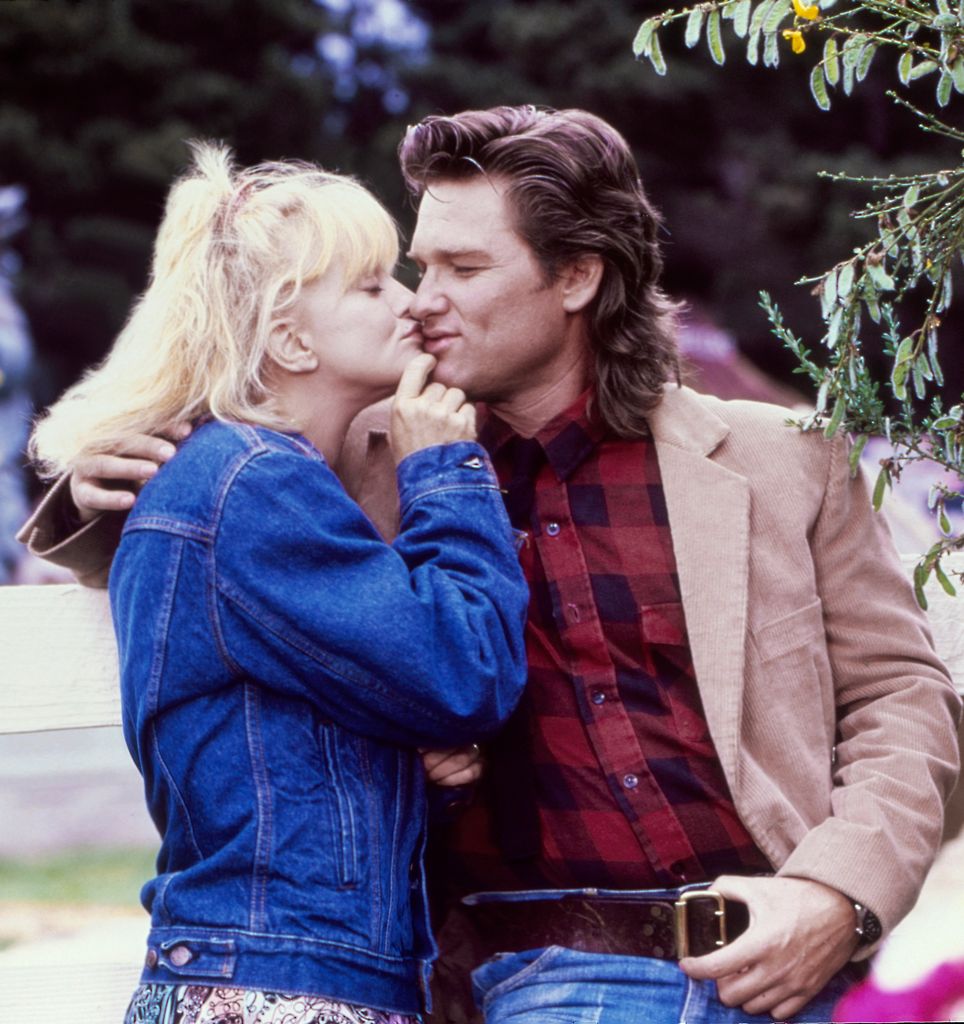 Goldie Hawn et Kurt Russell partagent un baiser pendant le tournage d'Overboard