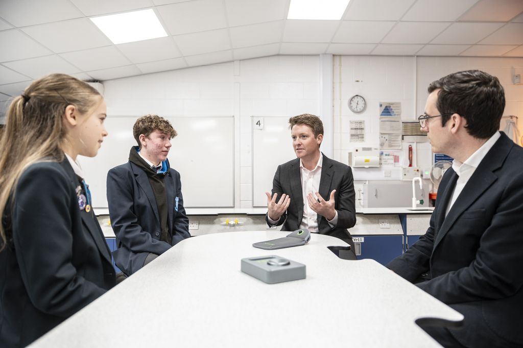 Le duc de Westminster rencontre des étudiants de la Birchwood Community High School