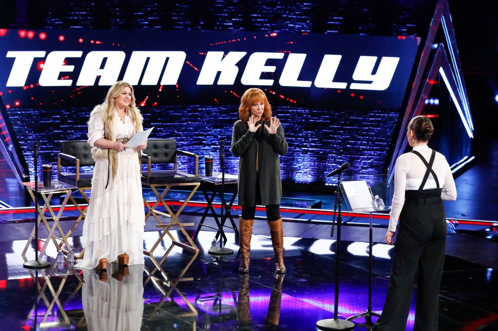 Reba McEntire helping out Kelly Clarkson's team on The Voice 2023