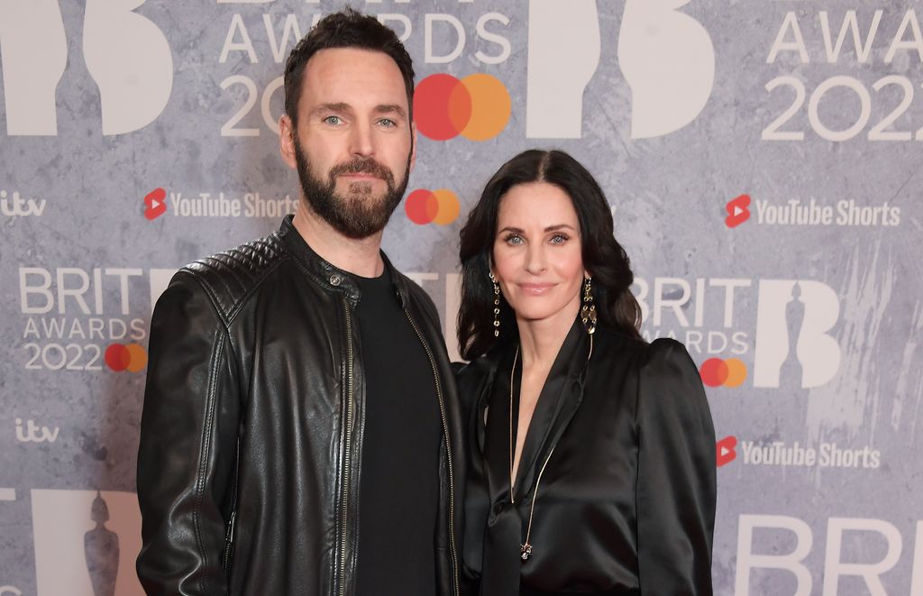 LONDRES, ANGLETERRE - 08 FÉVRIER : (USAGE ÉDITORIAL UNIQUEMENT) Johnny McDaid et Courteney Cox arrivent aux BRIT Awards 2022 à l'O2 Arena le 8 février 2022 à Londres, en Angleterre. (Photo de David M. Benett/Dave Benett/Getty Images)