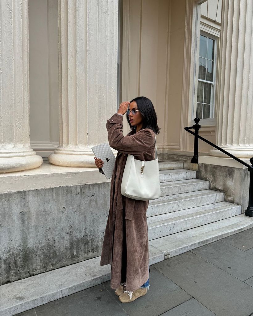 Rochelle Humes dengan jas hujan suede