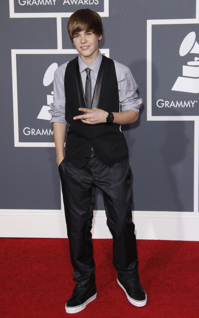 Justin Bieber en gilet et cravate noirs à la 52e édition des GRAMMY Awards 