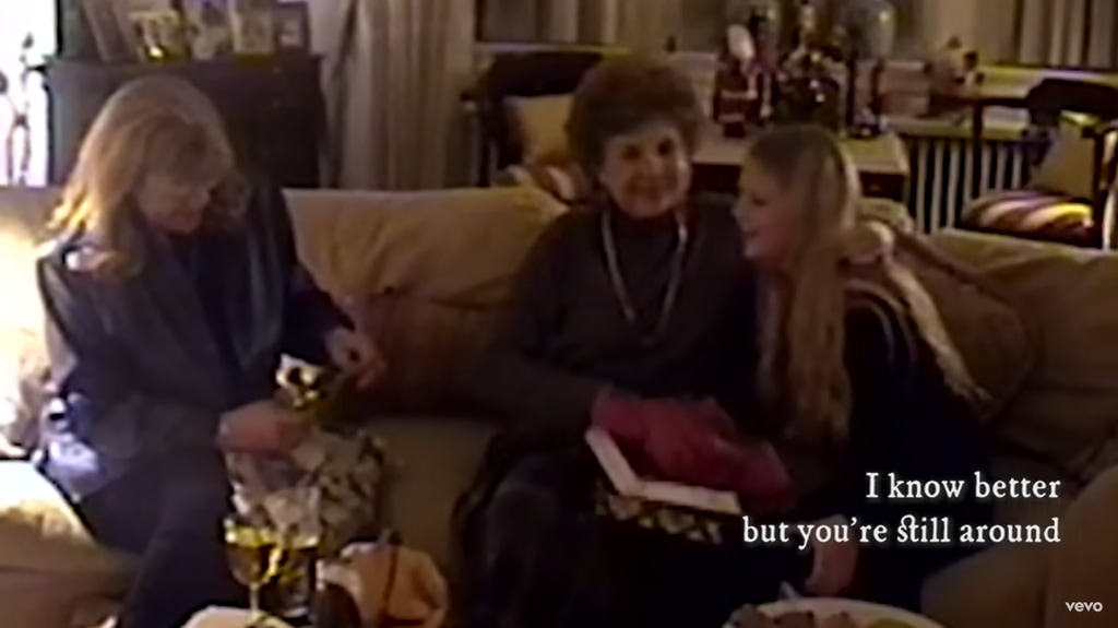 Andrea Swift, Marjorie Finlay and Taylor Swift sit on a sofa circa 2000