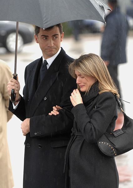 queen letizia of spain cries at sister funeral
