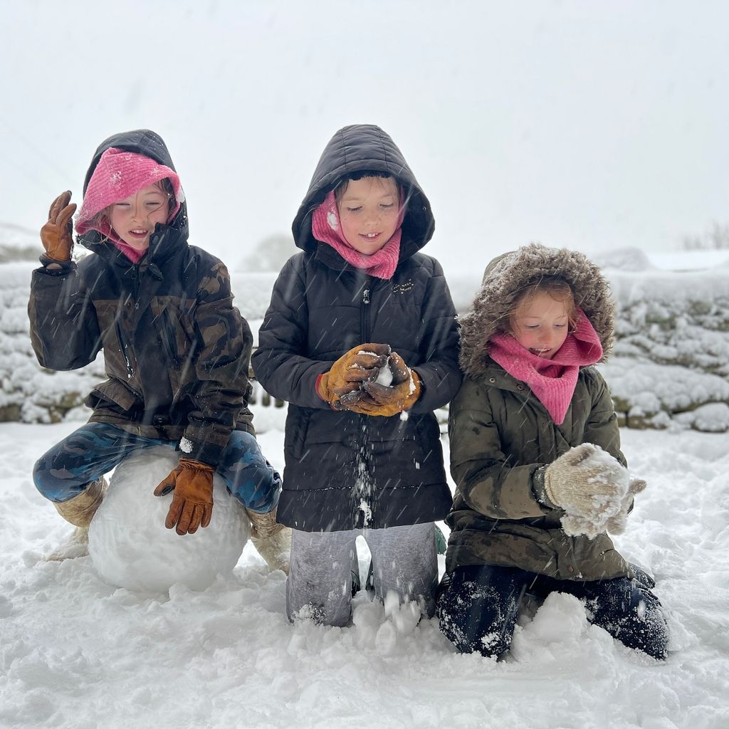 Amanda Owen's daughters make snowballs in the winter
