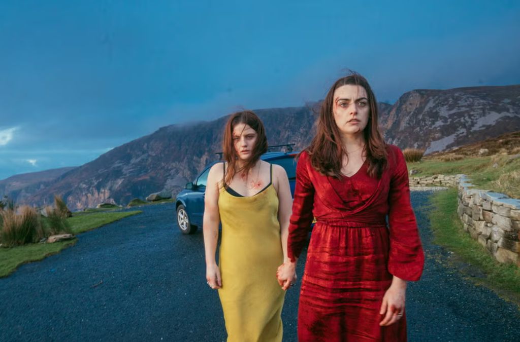 Nora-Jane Noone et Nika McGuigan apparaissant ensanglantées dans une photo de Wildfire