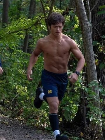 Le rare regard de Joaquin sur la vie personnelle du plus jeune fils de Kelly Ripa fait parler les fans 3 Joaquin Consuelos photographié en train de courir torse nu, partagé sur Instagram