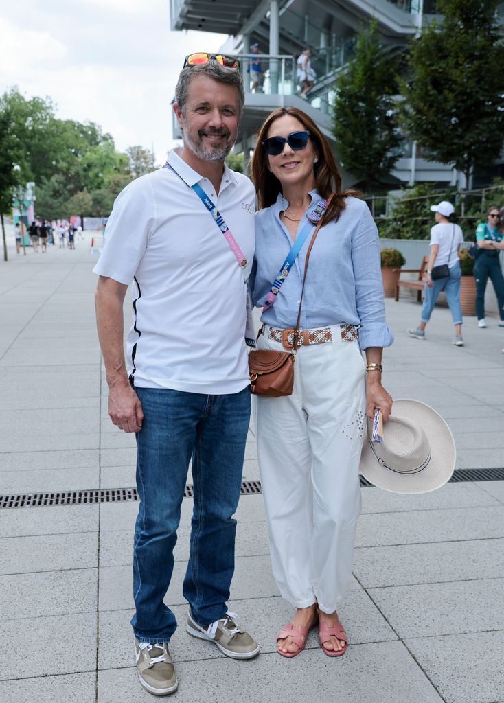 O rei Frederico e a rainha Maria da Dinamarca posaram com roupas casuais