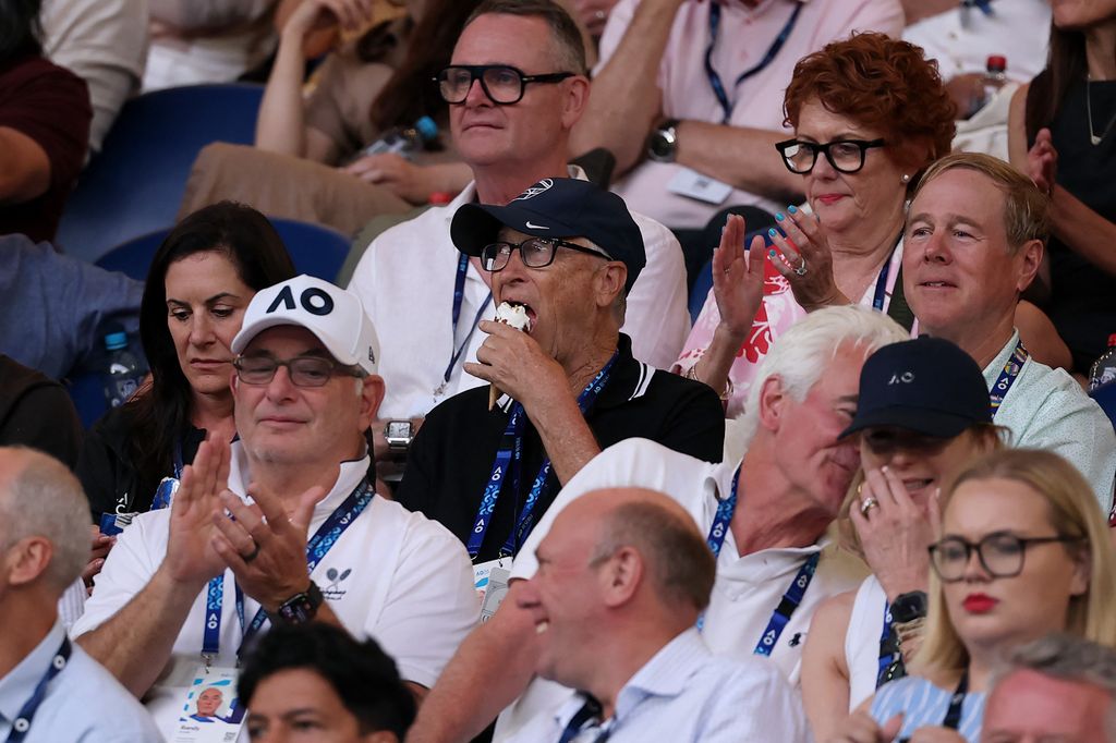 Le cofondateur de Microsoft, Bill Gates (au centre), savoure une glace lors de la demi-finale du simple messieurs entre l'Allemand Alexander Zverev et l'Espagnol Carlos Alcaraz, le treizième jour de l'Open de tennis d'Australie à Melbourne, le 30 janvier 2026.