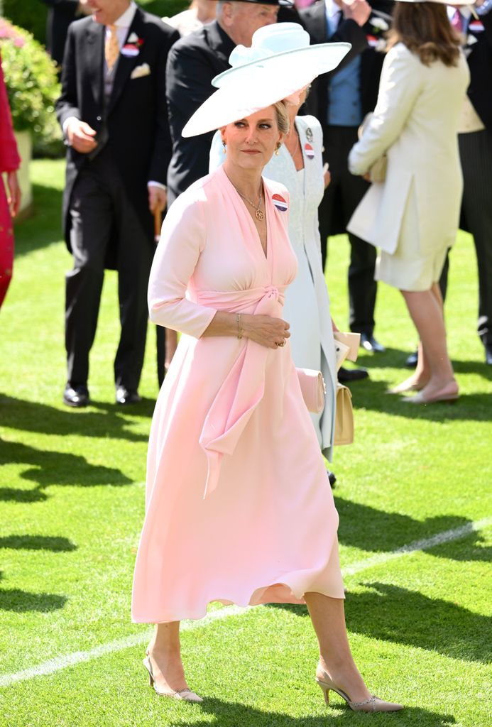 Sophie, Duchess of Edinburgh dengan topi dan gaun merah muda lembut