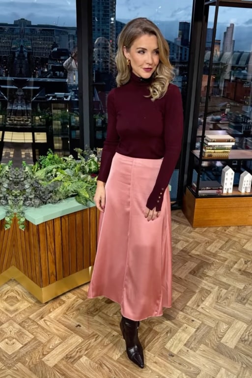 A third look saw Helen opt for a beautiful pink satin skirt