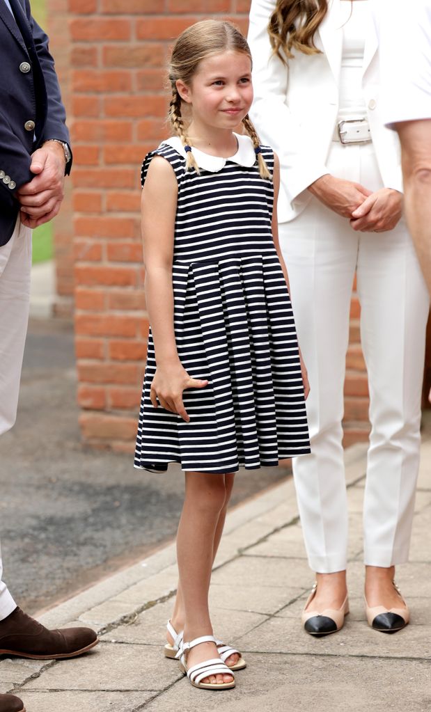 Princesa Charlotte em vestido náutico listrado