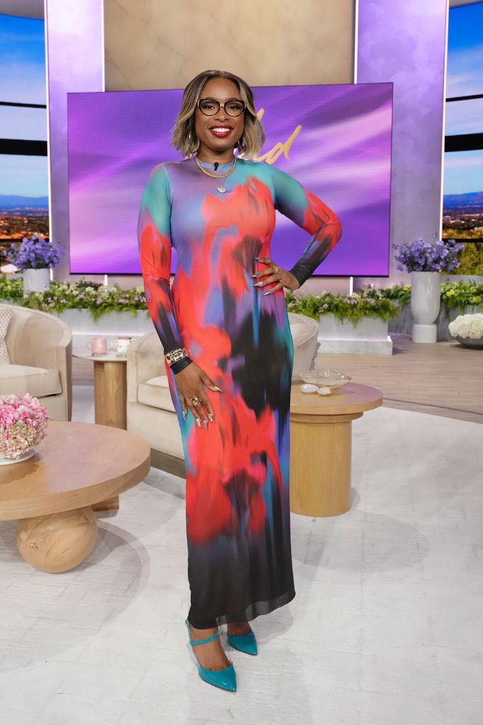 Jennifer Hudson em seu show com vestido colante vibrante