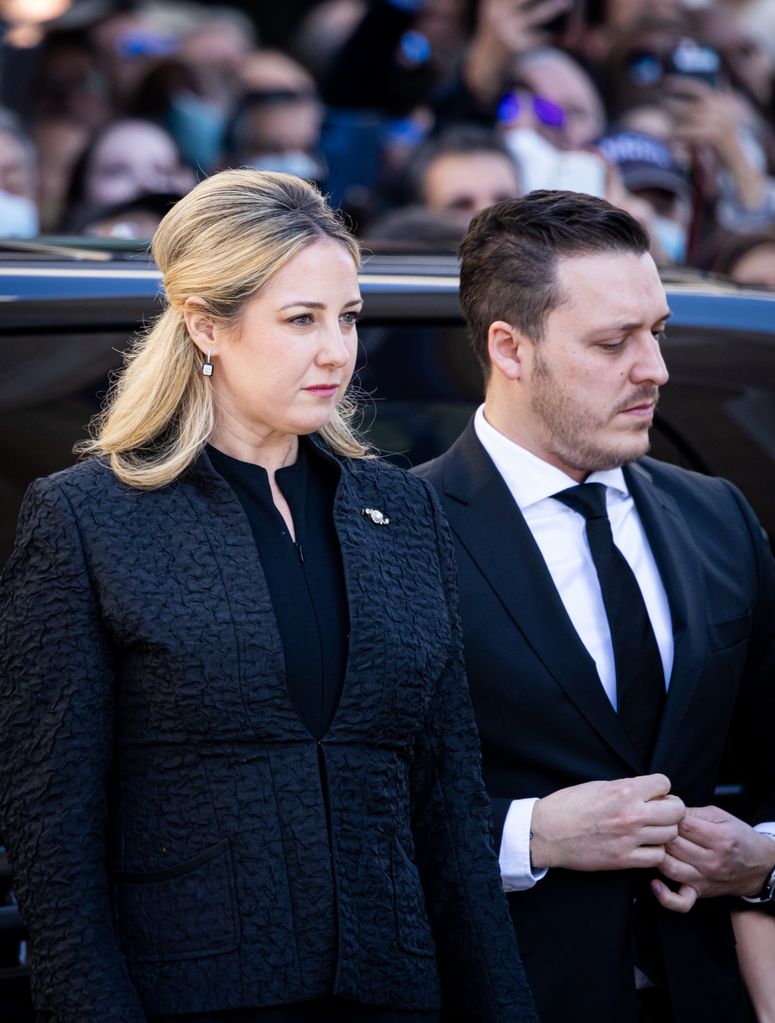 Prinzessin Theodora und Matthew Kumar ganz in Schwarz gekleidet