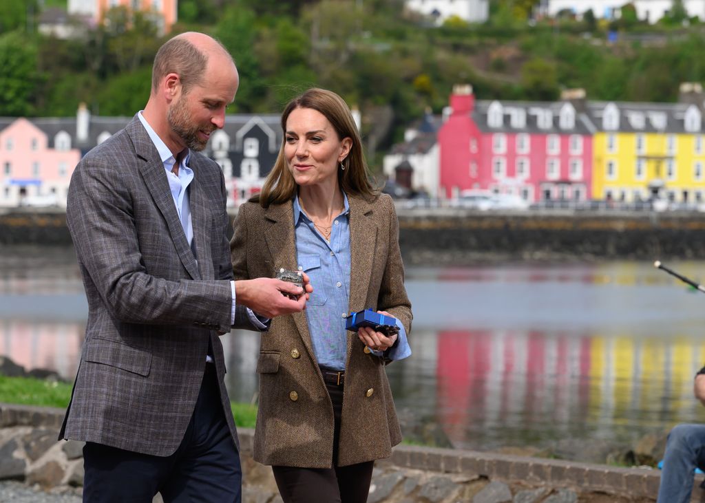 Le prince William et Kate Middleton marchant près de la côte