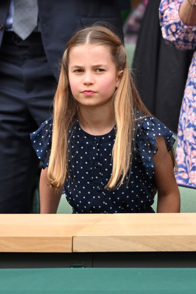 Princesse Charlotte fronçant les sourcils dans la robe à pois marine