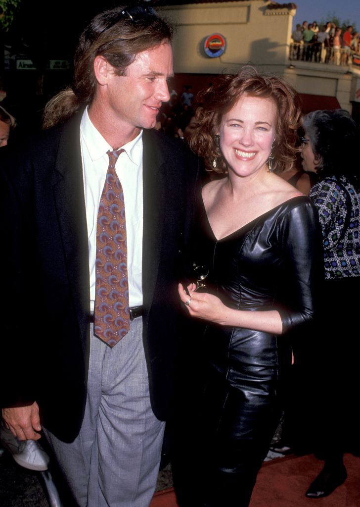 L'actrice Catherine O'Hara et son mari Bo Welch assistent à la "Batman" Westwood Première le 19 juin 1989 au Mann Bruin Theatre de Westwood, Californie.