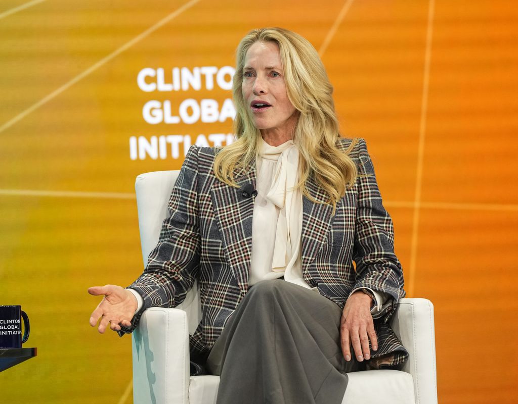 Emplois de Laurene Powell assis en chaise sur scène