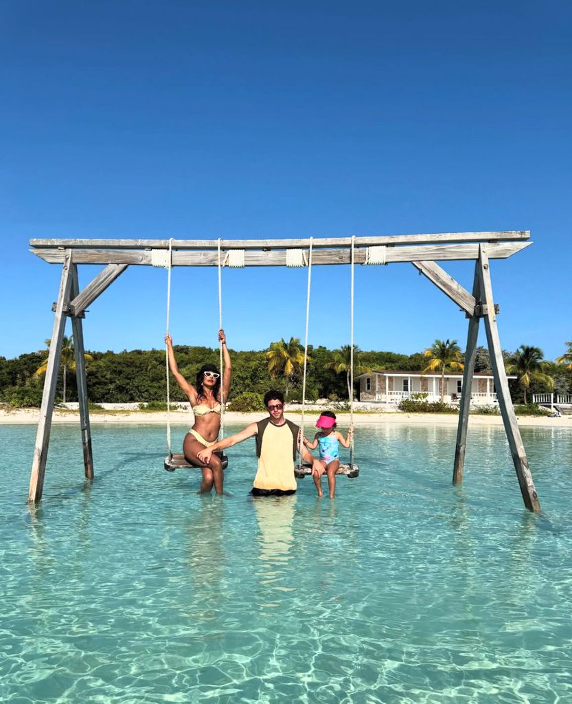 Photos de plage partagées par Priyanka Chopra lors de son 43e anniversaire à la plage avec son mari Nick Jonas et leur fille Malti Marie