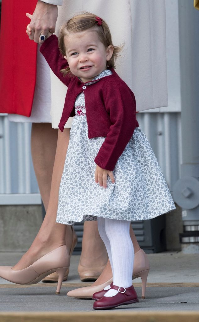 Princesa Charlotte usando vestido azul, cardigã vermelho e sapatos no Canadá, 2016