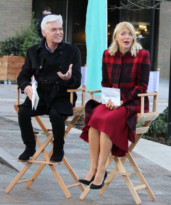 phillip schofield holly willoughby presenting outside