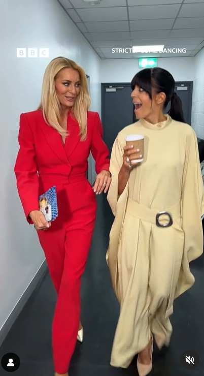 Tess em terno vermelho com Claudia Winkleman