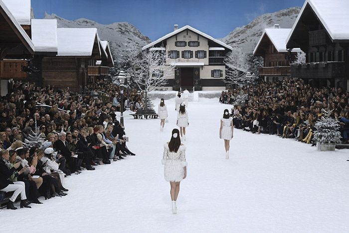 Penelope Cruz walks the Chanel AW19 catwalk carrying a white rose in  tribute to Karl Lagerfeld