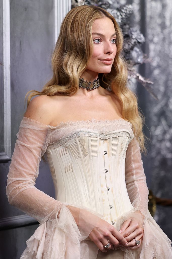 Une photo de Margot Robbie portant une robe à épaules dénudées 