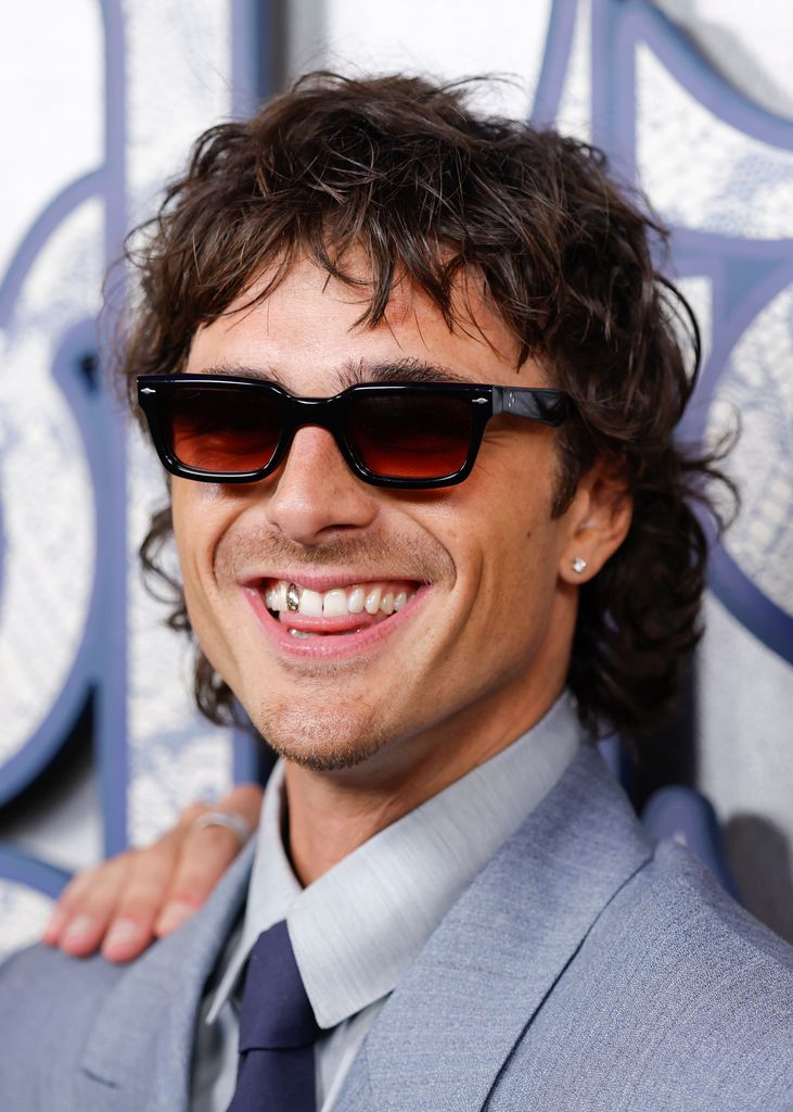 Le capuchon sexy de Jacob Elordi rejoint le cerceau Paul Mescal Hamnet dans les archives de hot boy en constante expansion 1 Une photo de Jacob Elordi souriant