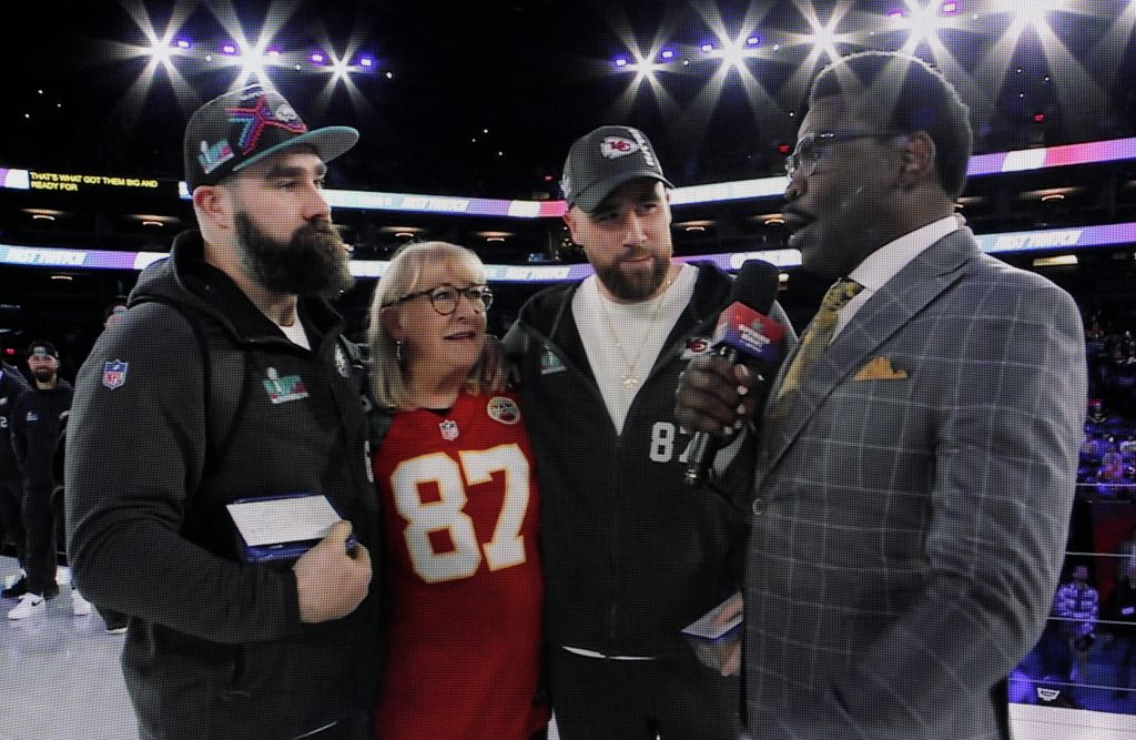 Kansas City Chiefs tight end Travis Kelce (right) with his brother Philadelphia Eagles center Jason Kelce (L) and their mother Donna Kelce after she delivered them baked cookies