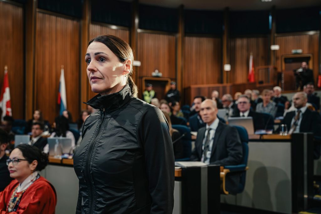 femme debout dans la salle d'audience
