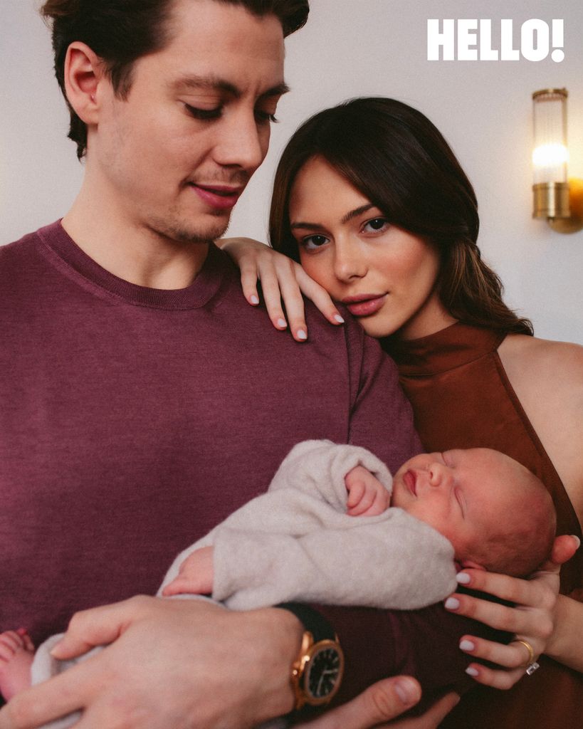 Les heureux nouveaux parents sont amoureux de leur nouveau petit garçon