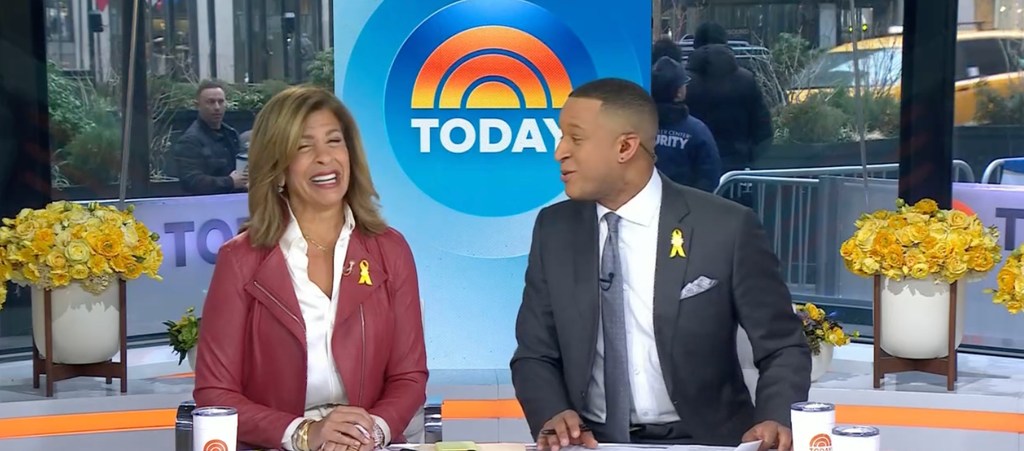 Hoda Kotb en veste de cuir rouge et Craig Melvin en costume