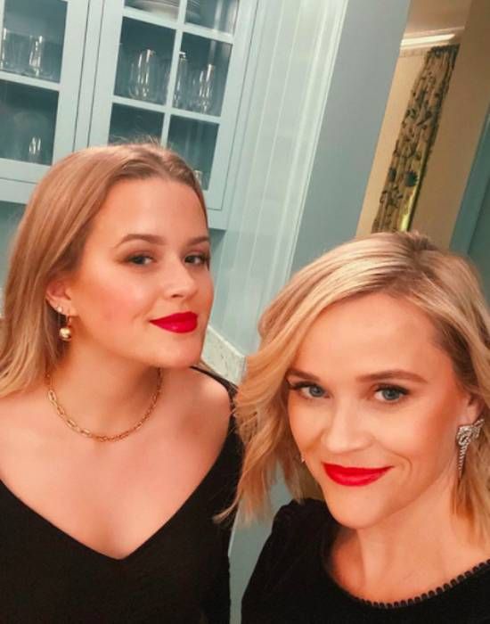 reese witherspoon and daughter in kitchen