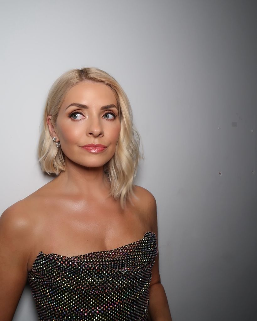 Holly Willoughby parece glamorosa para a ITV