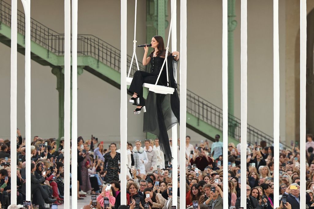 Riley Keough performs on the runway during the Chanel Paris Womenswear Spring-Summer 2025 show as part of Paris Fashion Week on October 01, 2024 in Paris, France. (Photo by Vittorio Zunino Celotto/Getty Images)