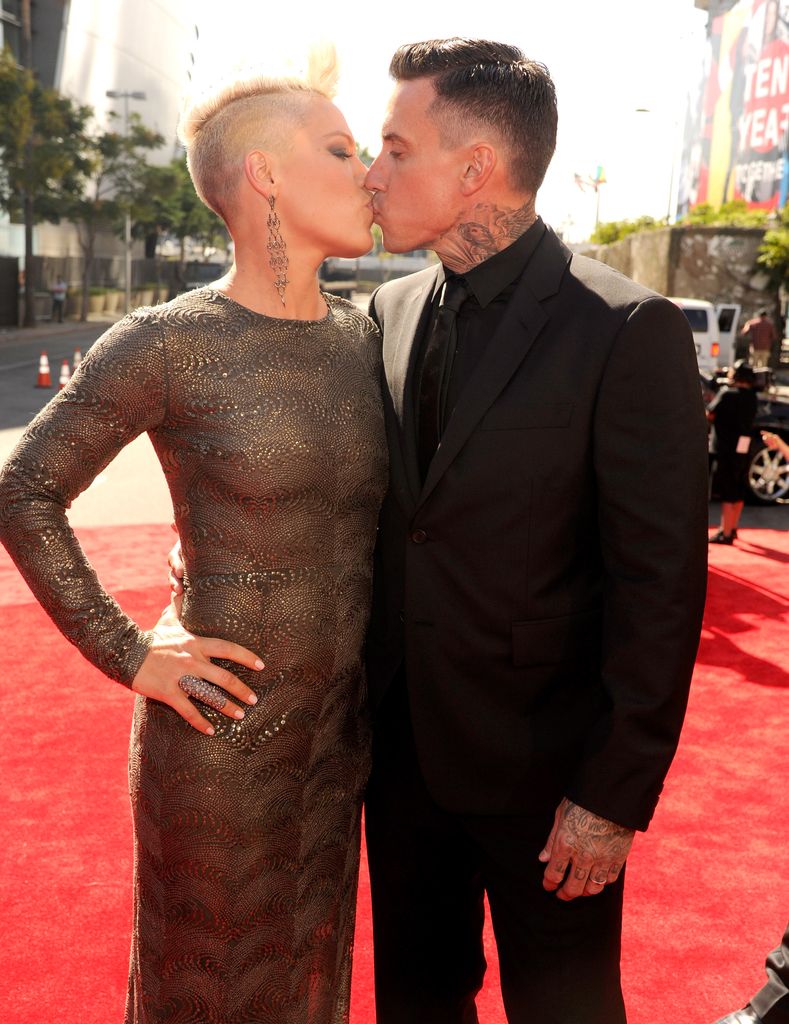 pink and carey hart kissing