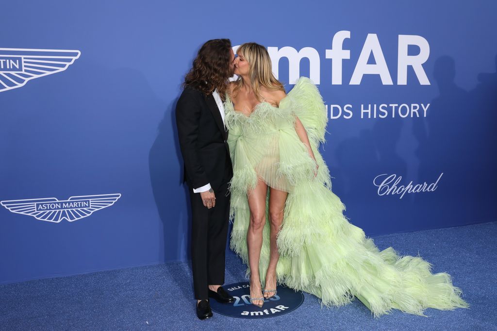 Heidi and Tom enjoy a kiss on the red carpet
