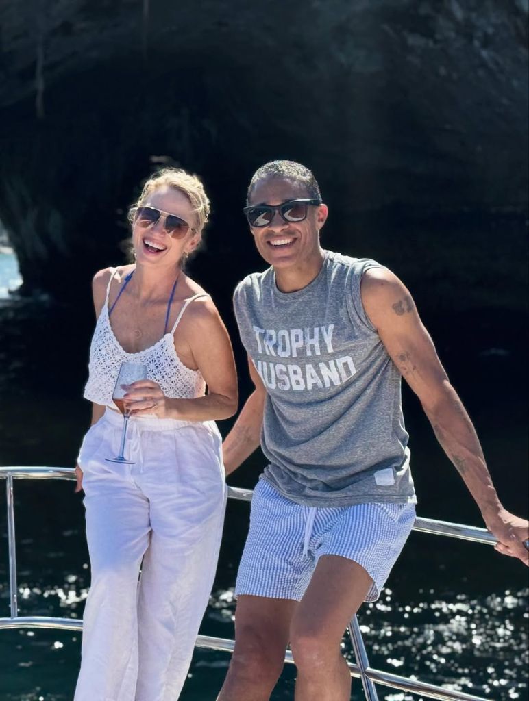 Amy Robach et TJ Holmes posent pour une photo sur un yacht au Mexique, partagée sur Instagram