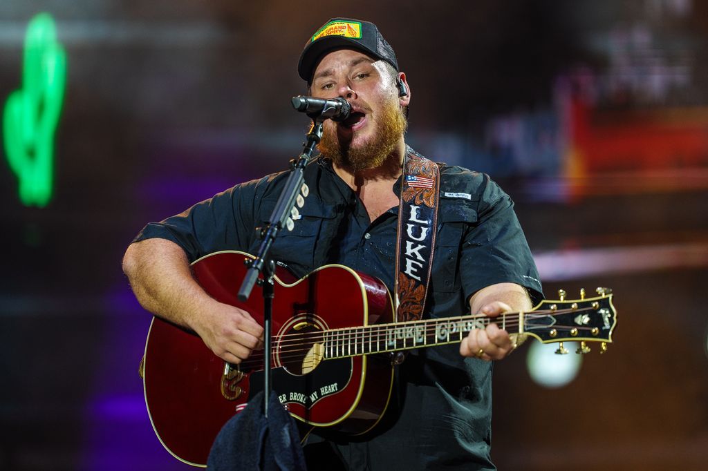 Luke Combs se produit pendant Lollapalooza à Grant Park le 31 juillet 2025 à Chicago, Illinois. (Photo de Josh Brasted / Filmmagic)