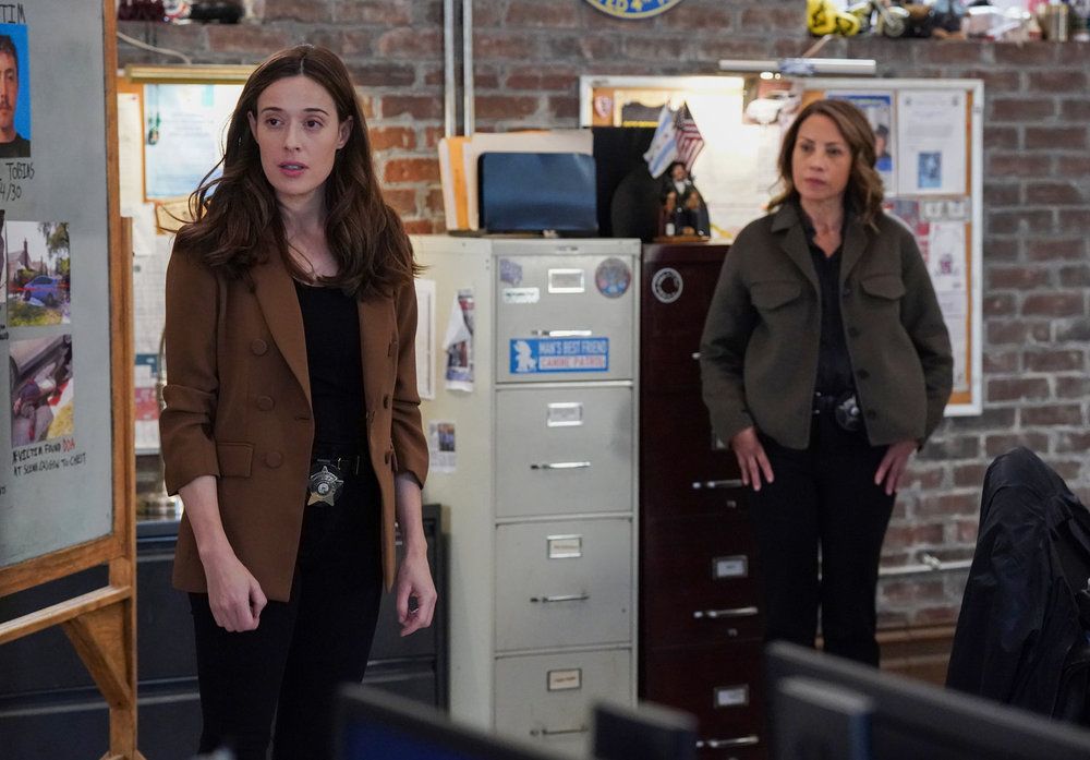 Marina Squerciati as Kim Burgess, Elizabeth Rodriguez as Detective Suarez  in Chicago PD