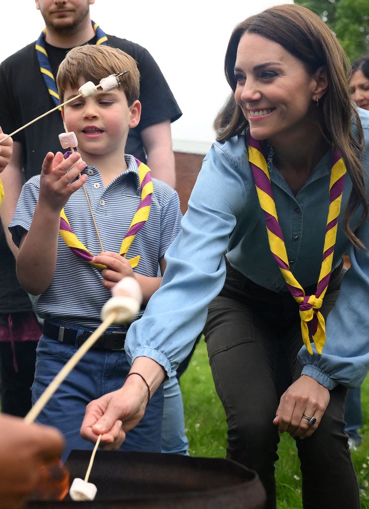 Princess Kate toasts her marshmallow alongside Louis