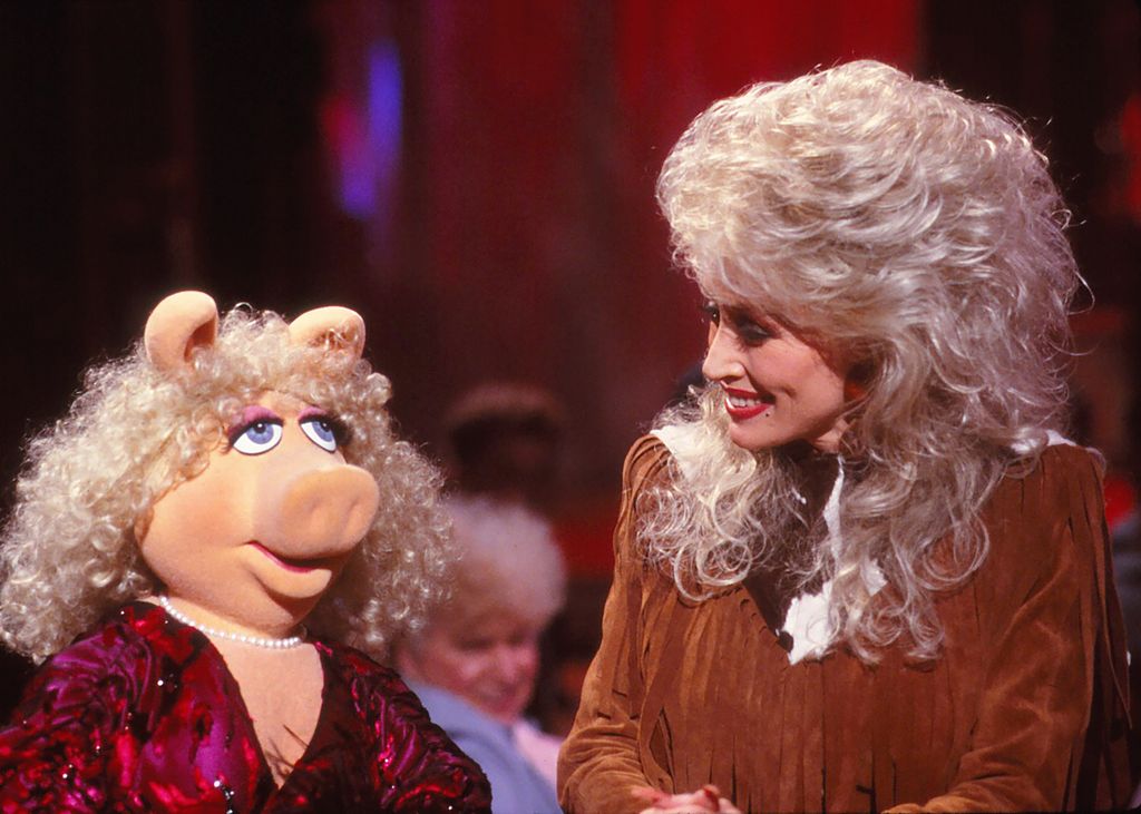 Musician Dolly Parton with Miss Piggy on 'Dolly', 1988. 