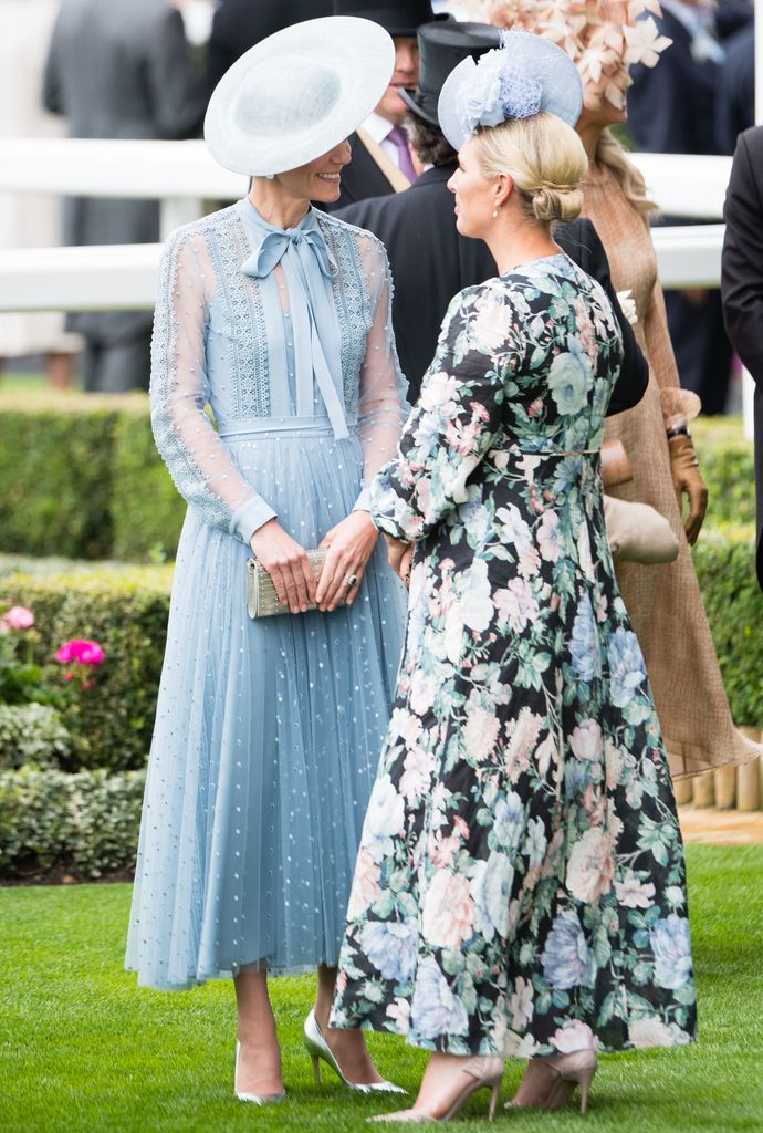 Zara y Kate a Ascot con ropa azul