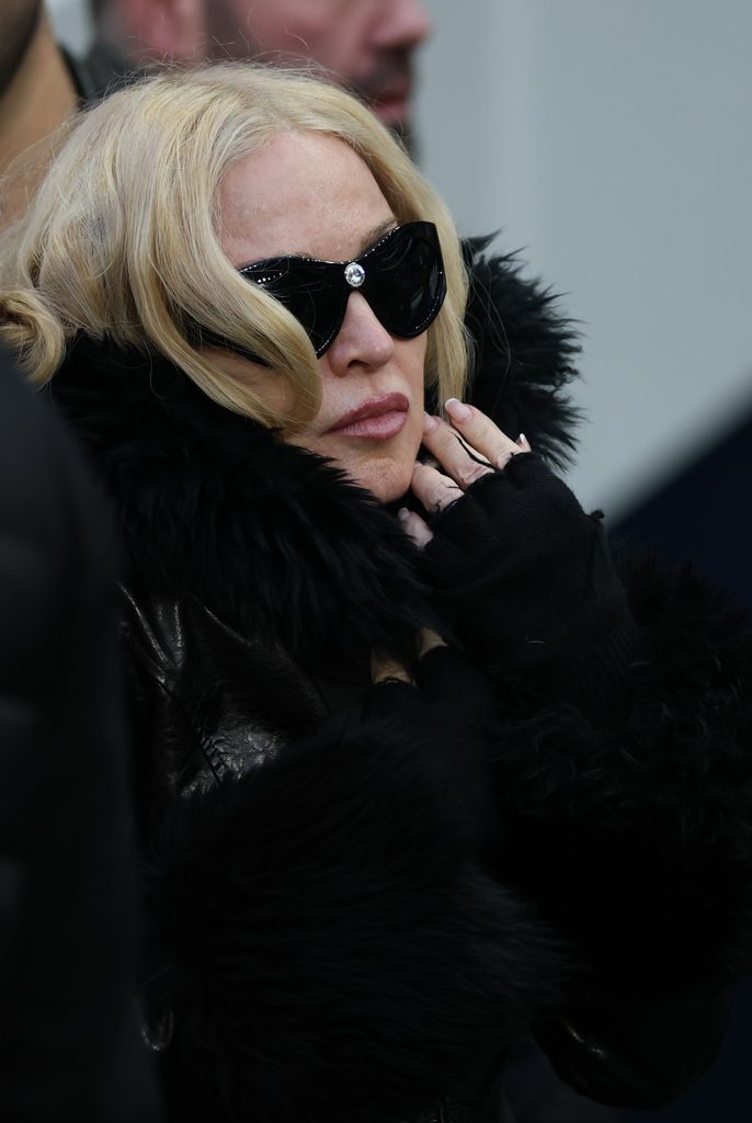 Madonna tout noir match de football