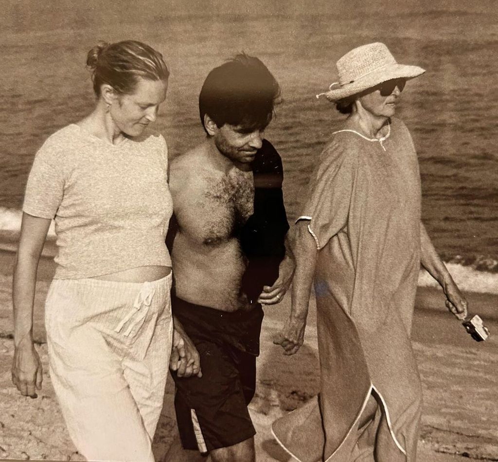 Ali Wentworth shared a throwback photo from when she was pregnant, featuring a shirtless George Stephanopoulos and her mom Muffie on the beach