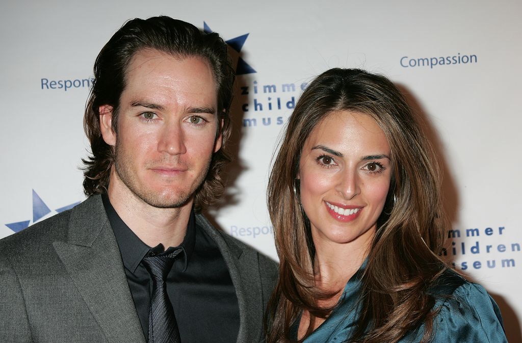 L'acteur Mark-Paul Gosselaar (à gauche) et son épouse Lisa Ann Russell assistent au 8e dîner annuel des Discovery Awards au Beverly Hills Hotel le 6 novembre 2008 à Beverly Hills, en Californie.
