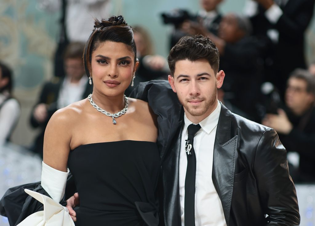Priyanka Chopra Jonas e Nick Jonas comparecem ao Met Gala de 2023 para celebrar "Karl Lagerfeld: uma linha de beleza" no Metropolitan Museum of Art em 1º de maio de 2023 na cidade de Nova York.