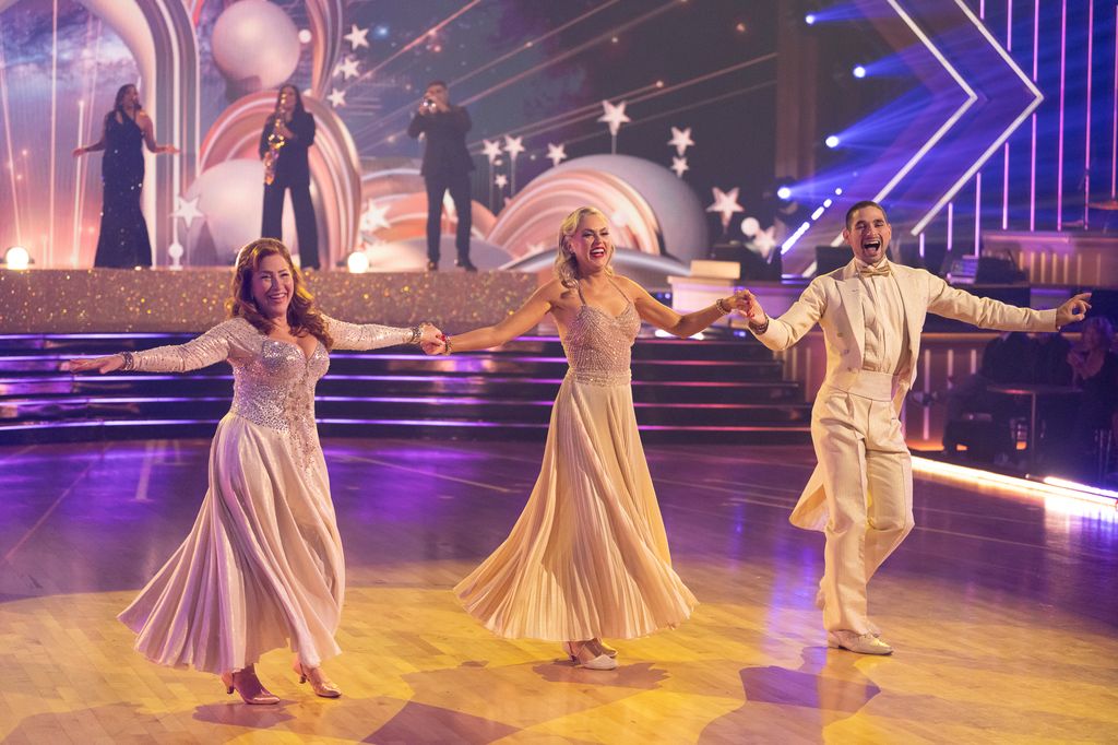 Elaine Hendrix dances with longtime friend Lisa Ann Walter and pro Alan Bersten on DWTS