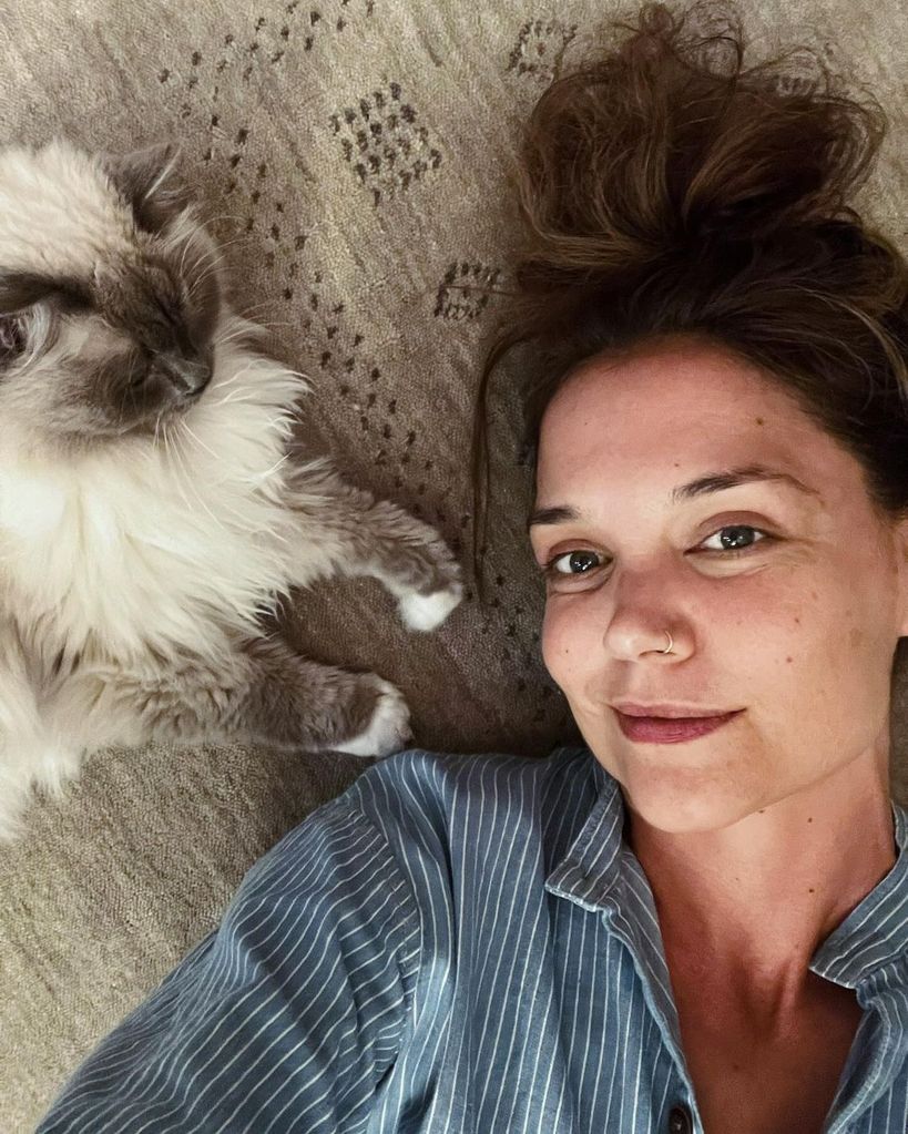 Katie Holmes and cat 